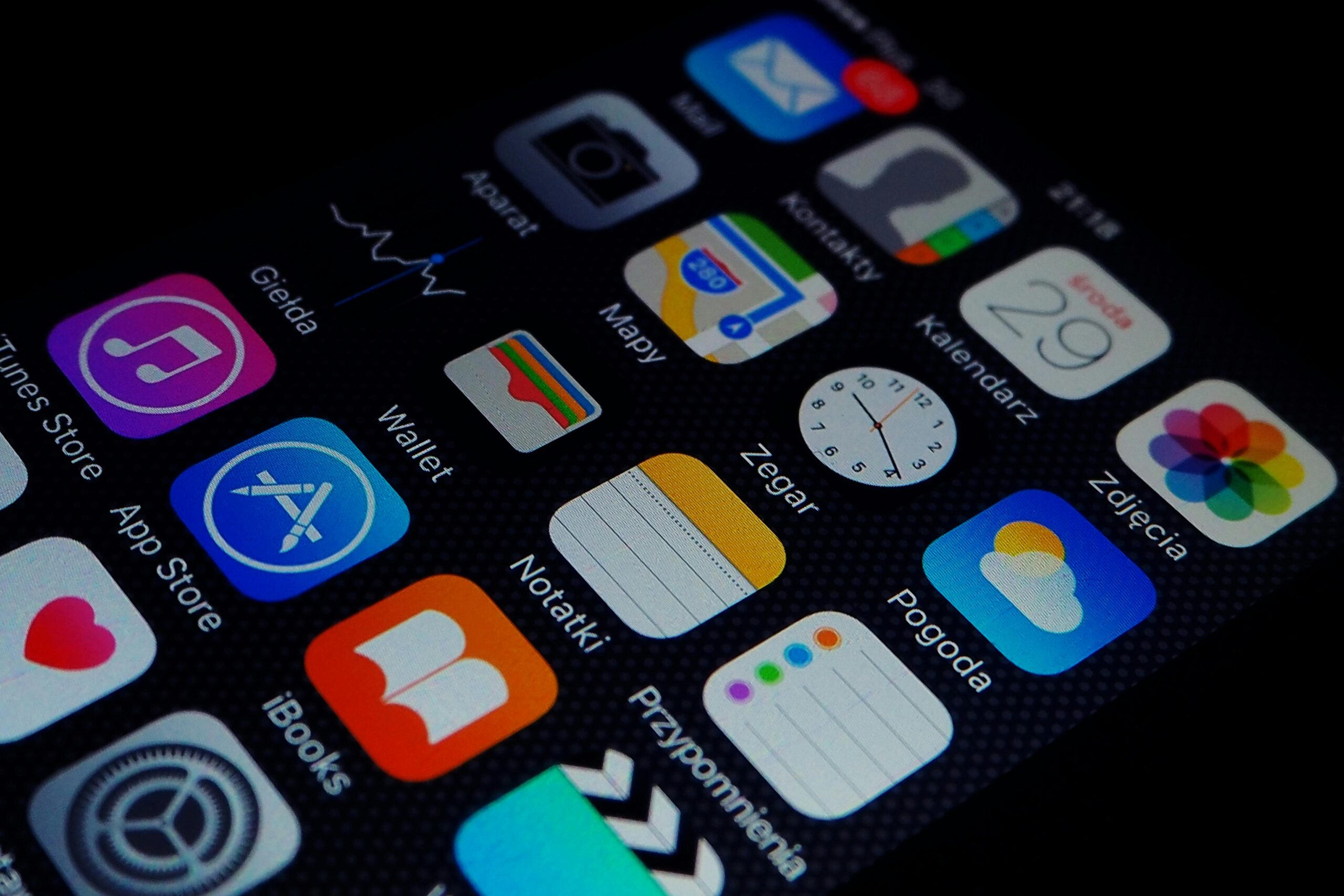 Pocket Snoops: How Offline Apps Secretly Store Close-up view of smartphone displaying various apps on the home screen.